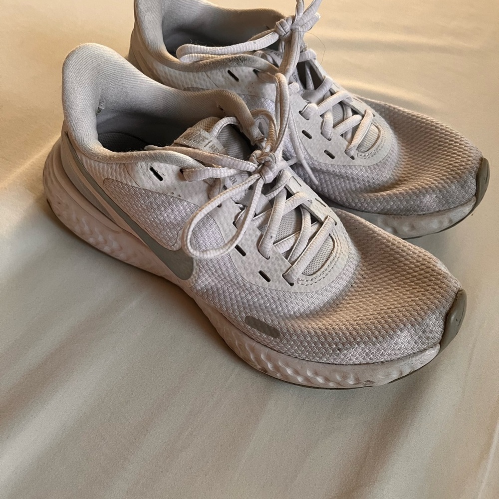 Nike White and Gray Athletic Sneakers - Picture 4 of 8